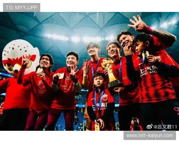 颁奖仪式上的海港将士：三连冠背后的汗水与笑容